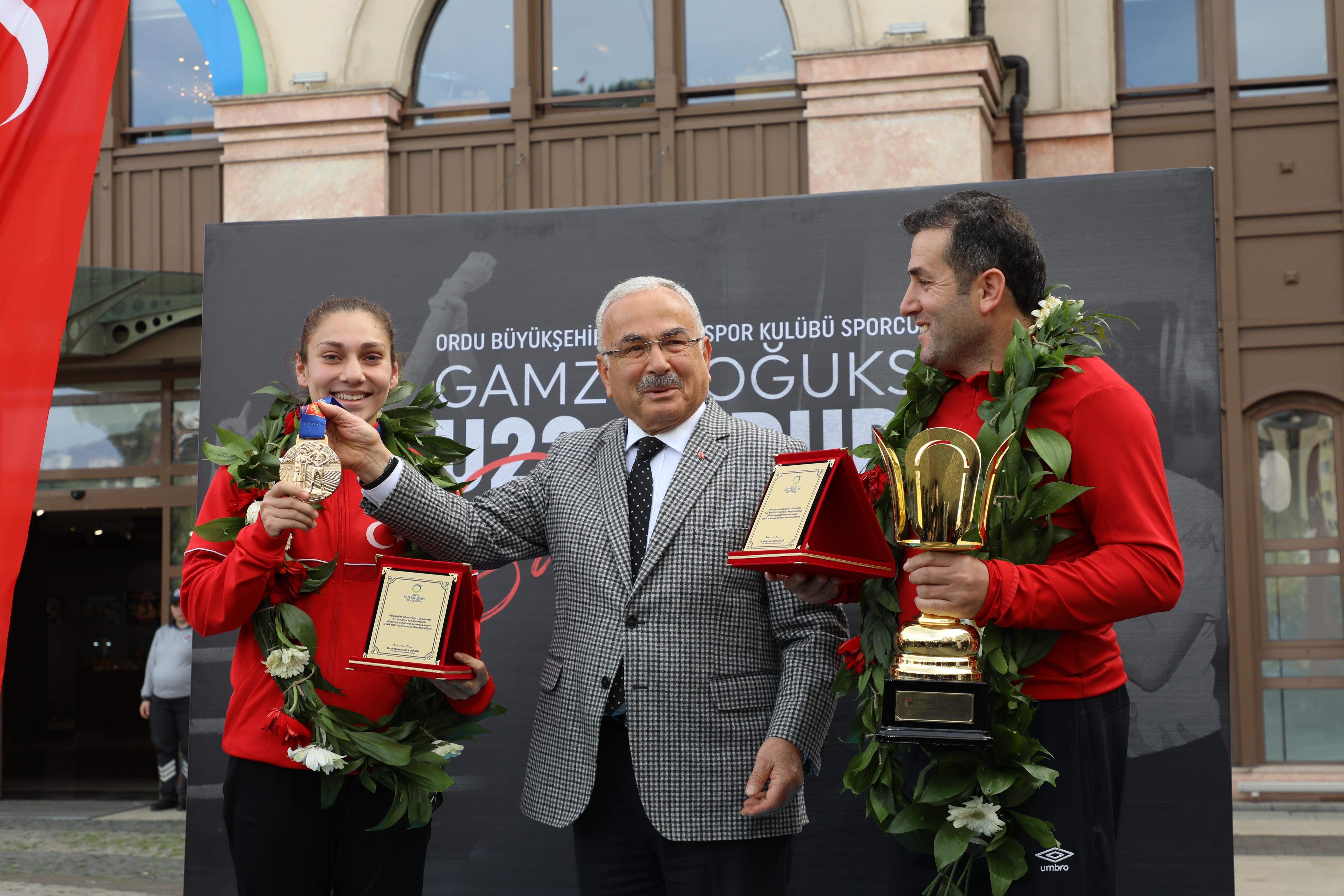 ŞAMPİYONA COŞKULU KARŞILAMA